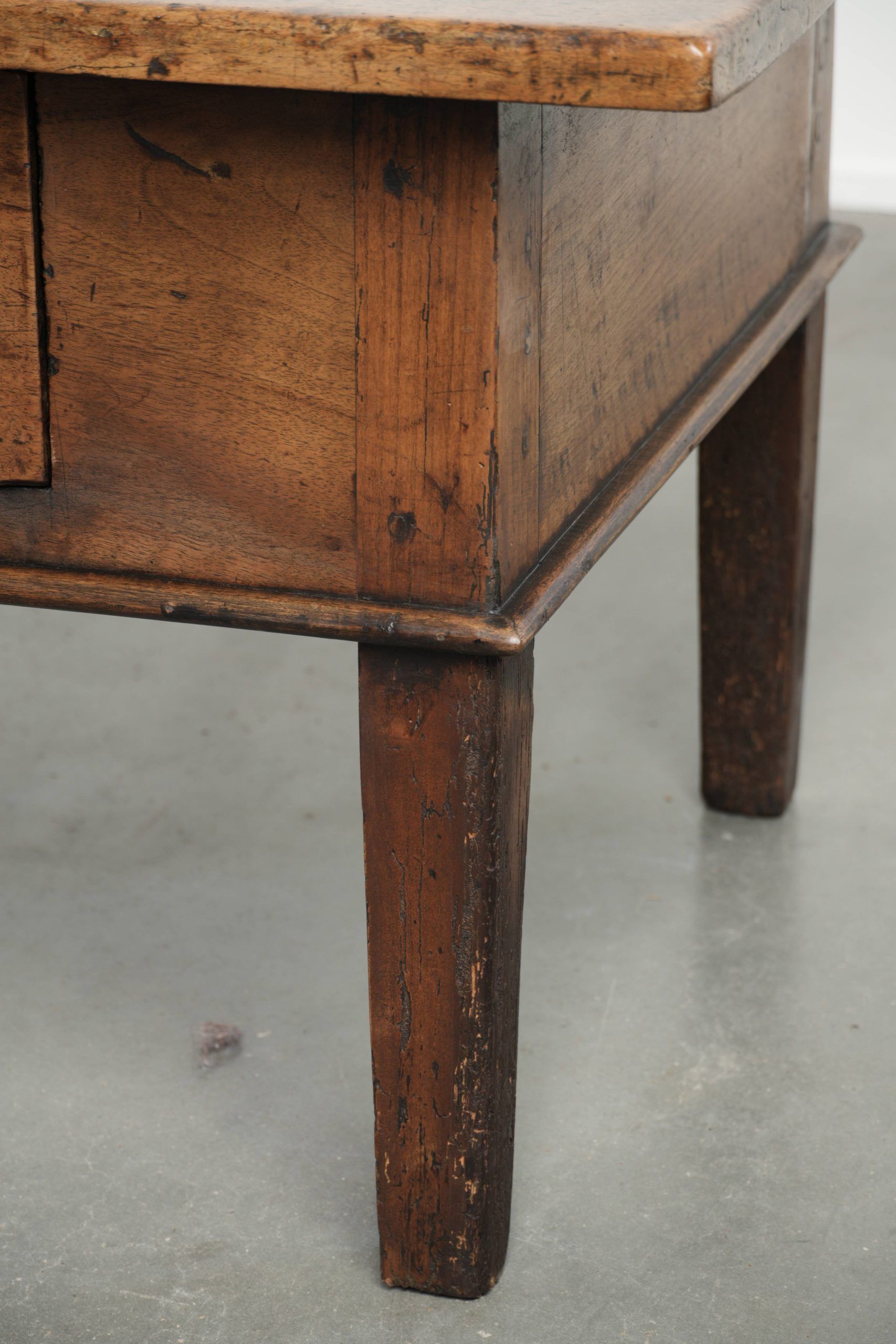 Antique walnut 18th-century Southern European coffee table with two drawers