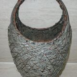 Panier forme oeuf avec son anse en végétal tissé