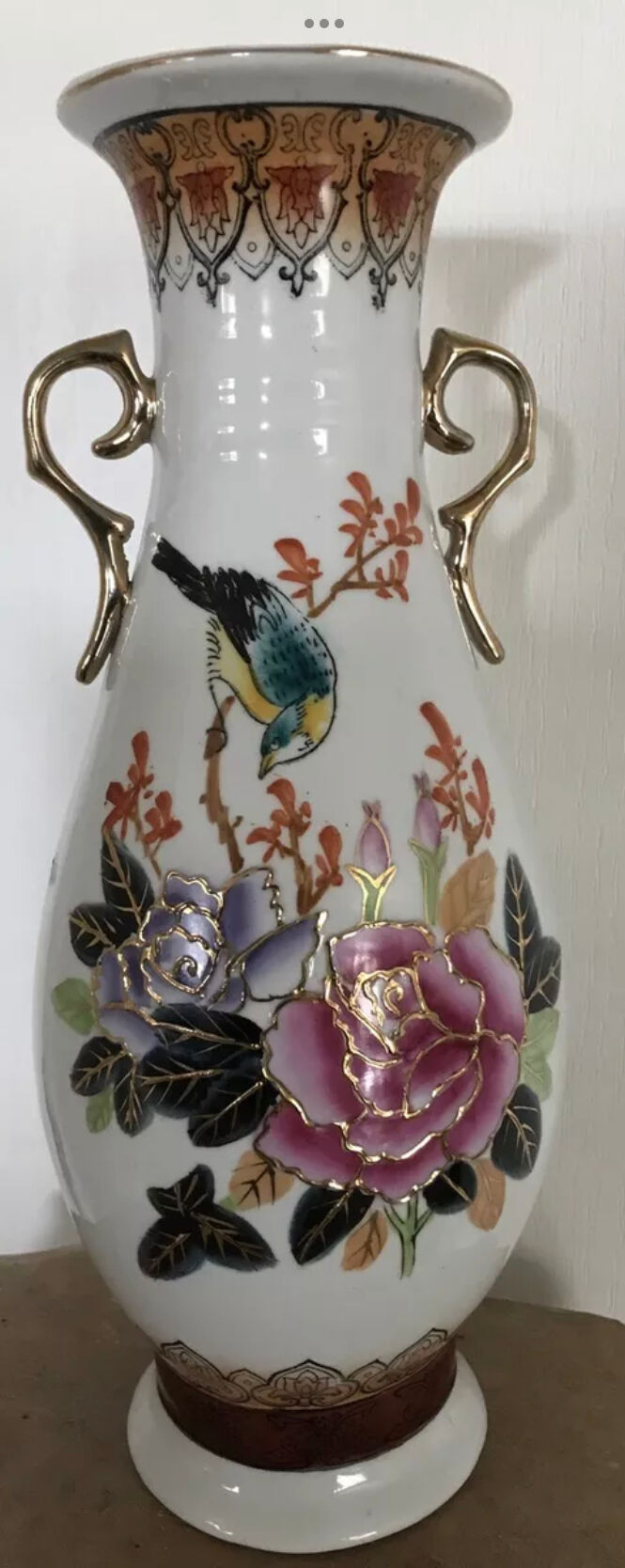 Vase in asian porcelain decorated with birds