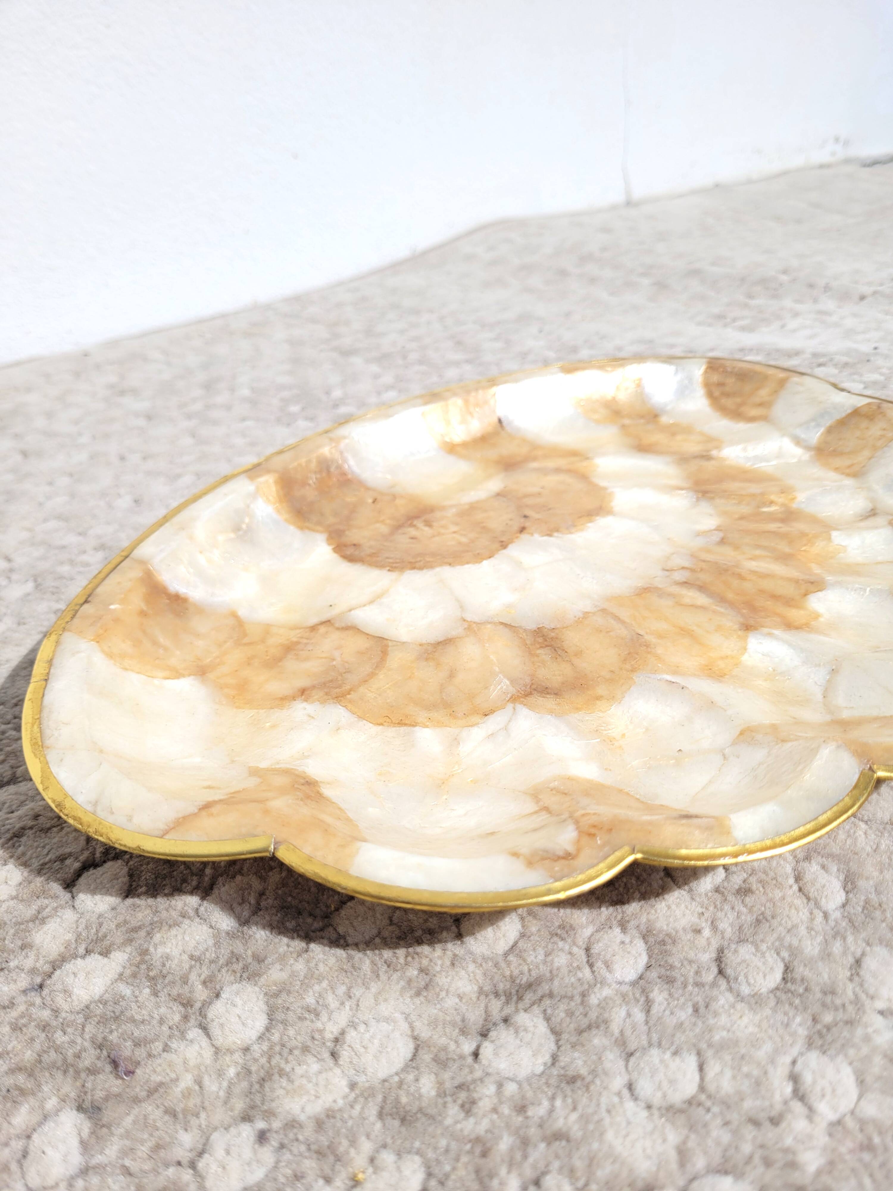 Shell tray in mother-of-pearl and brass