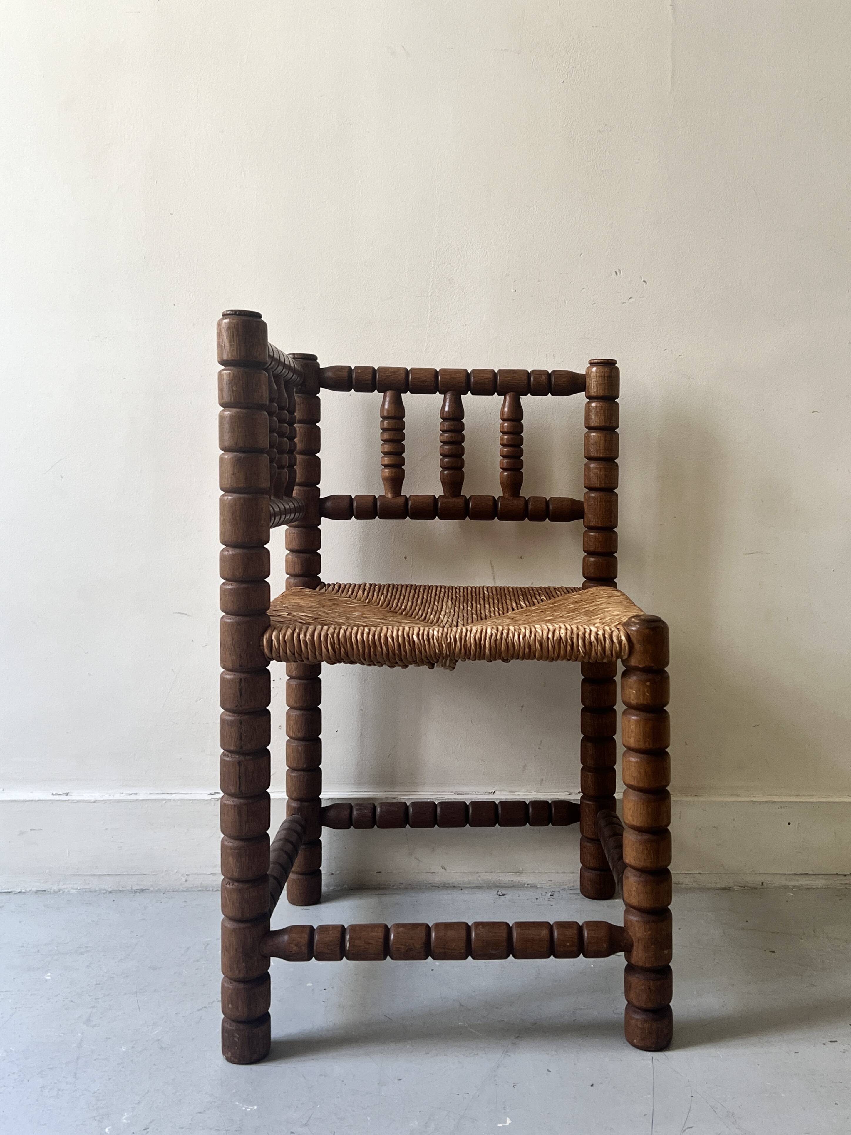 Corner straw chair "fireplace corner" in turned and beaded wood