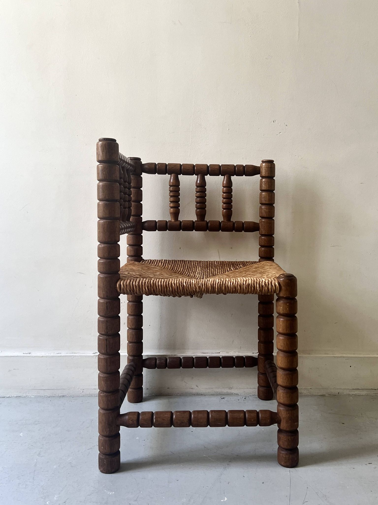 Chaise paillée d'angle "coin de feu" en bois tourné et perlé