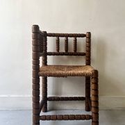 Chaise paillée d'angle "coin de feu" en bois tourné et perlé