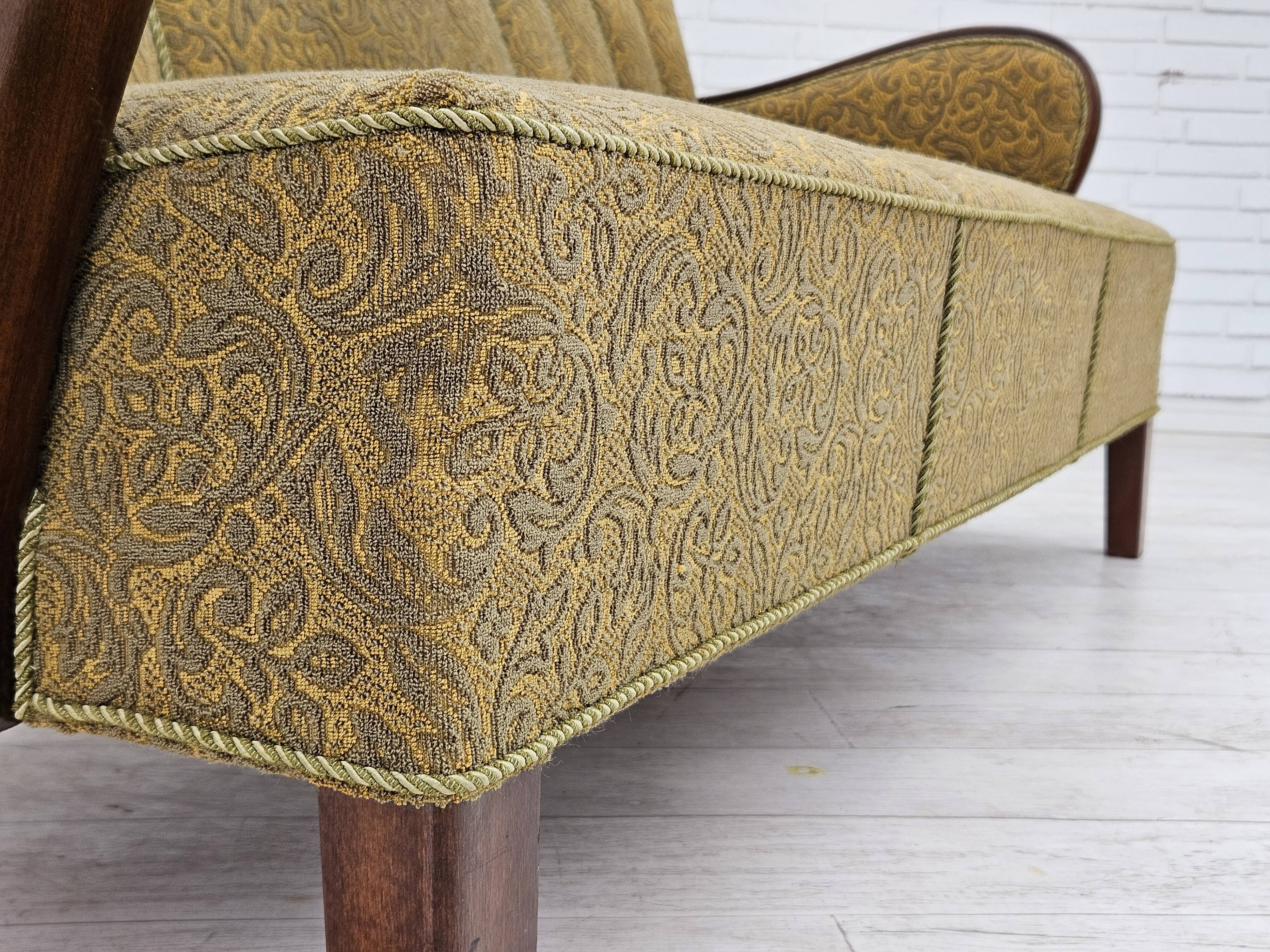 Années 1950-60, canapé danois 3 places, état d'origine, coton/laine, bois de hêtre.