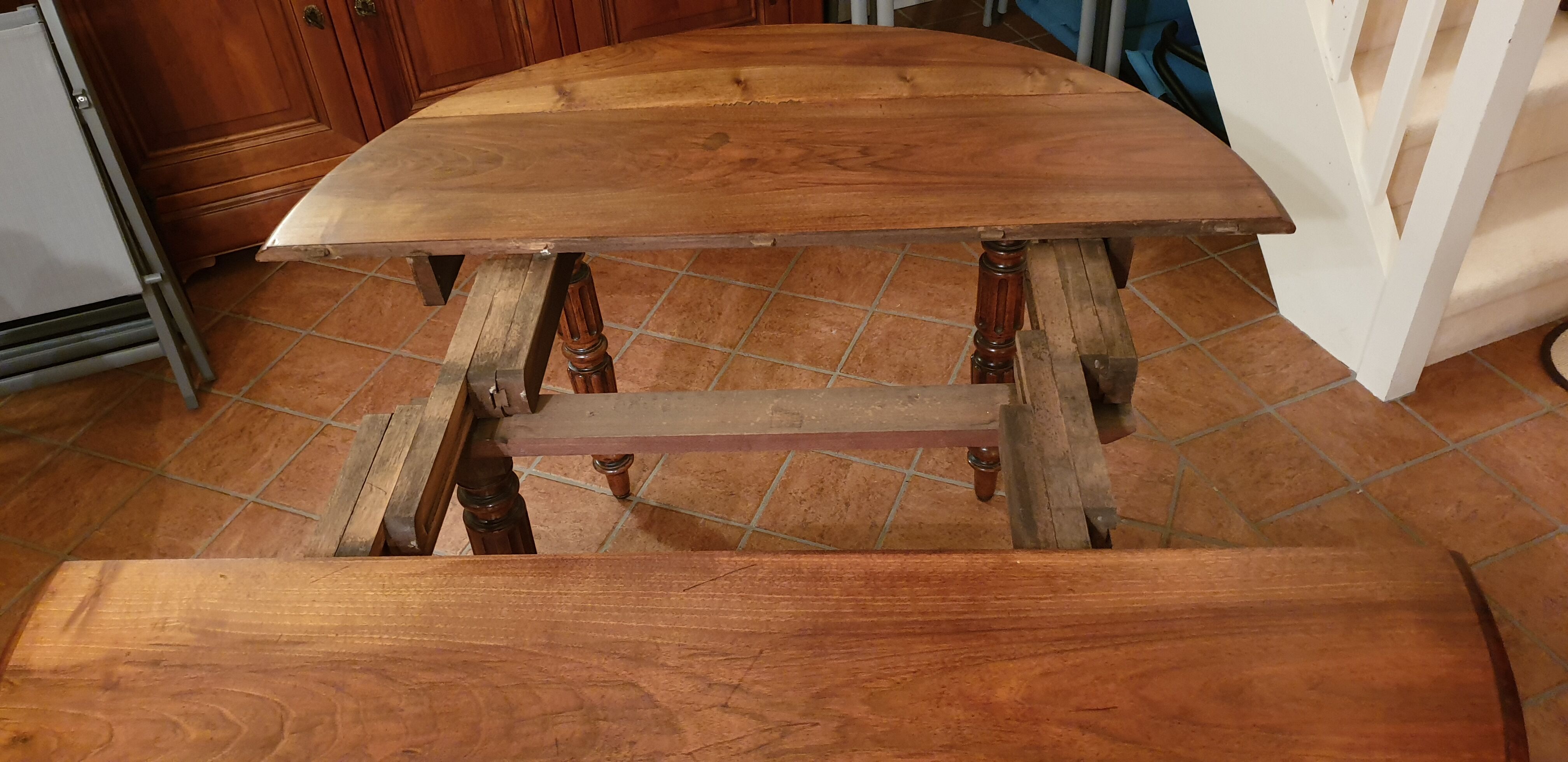 Round table cherry wood shutters, 6 feet, extendable 10/12 cutlery