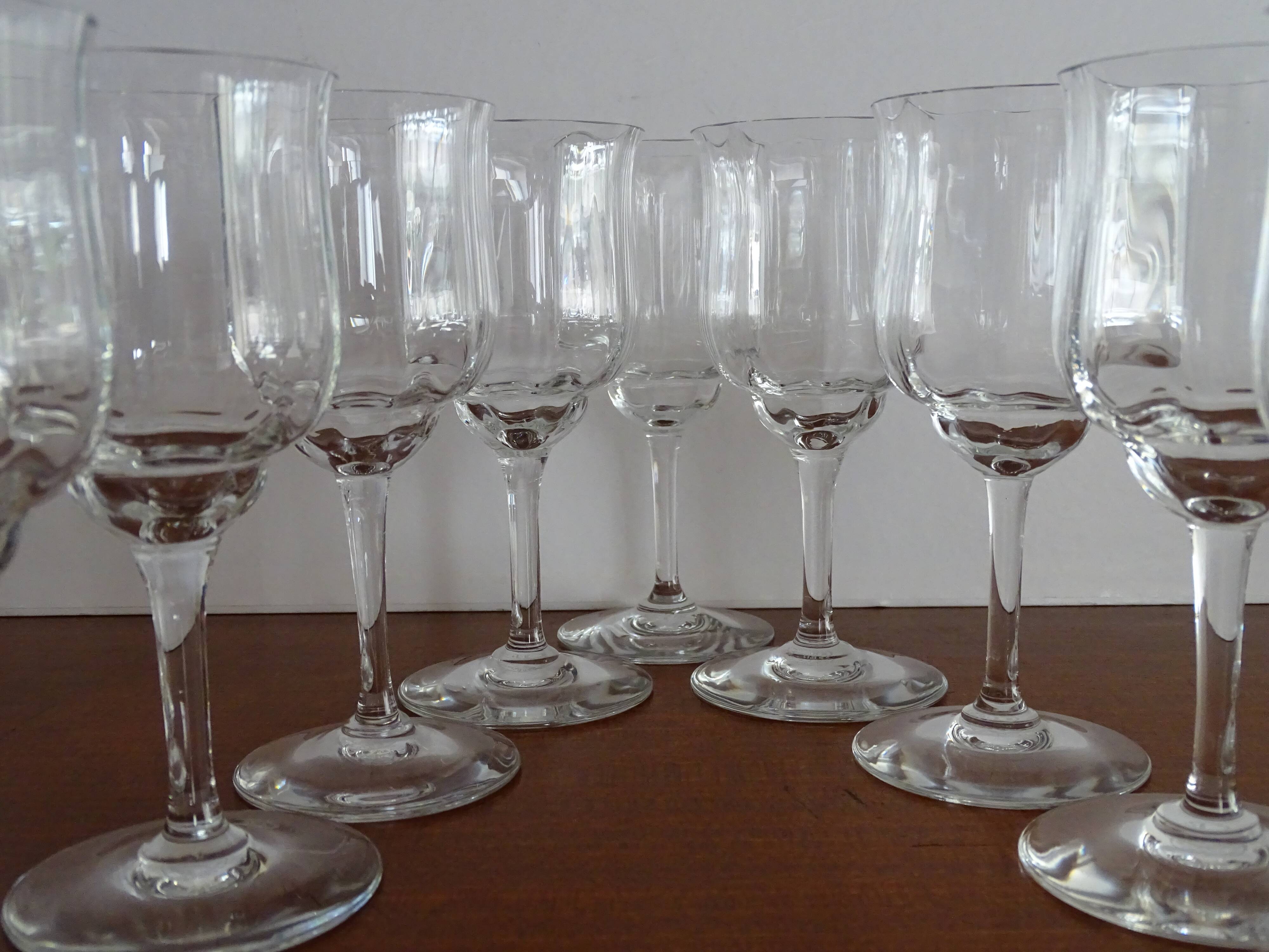 9 Baccarat crystal red wine glasses, Capri model, signed - 15 cm