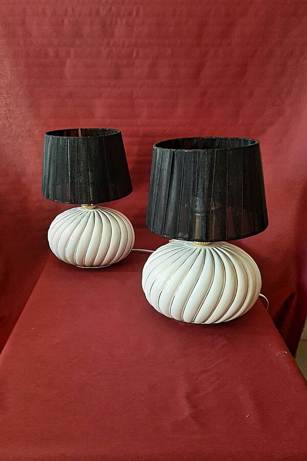Lampe Mid Century Modern en porcelaine avec lignes en or dessin Italien des 1970s (deux disponibles)