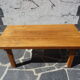 Table basse orme massif d'esprit brutaliste