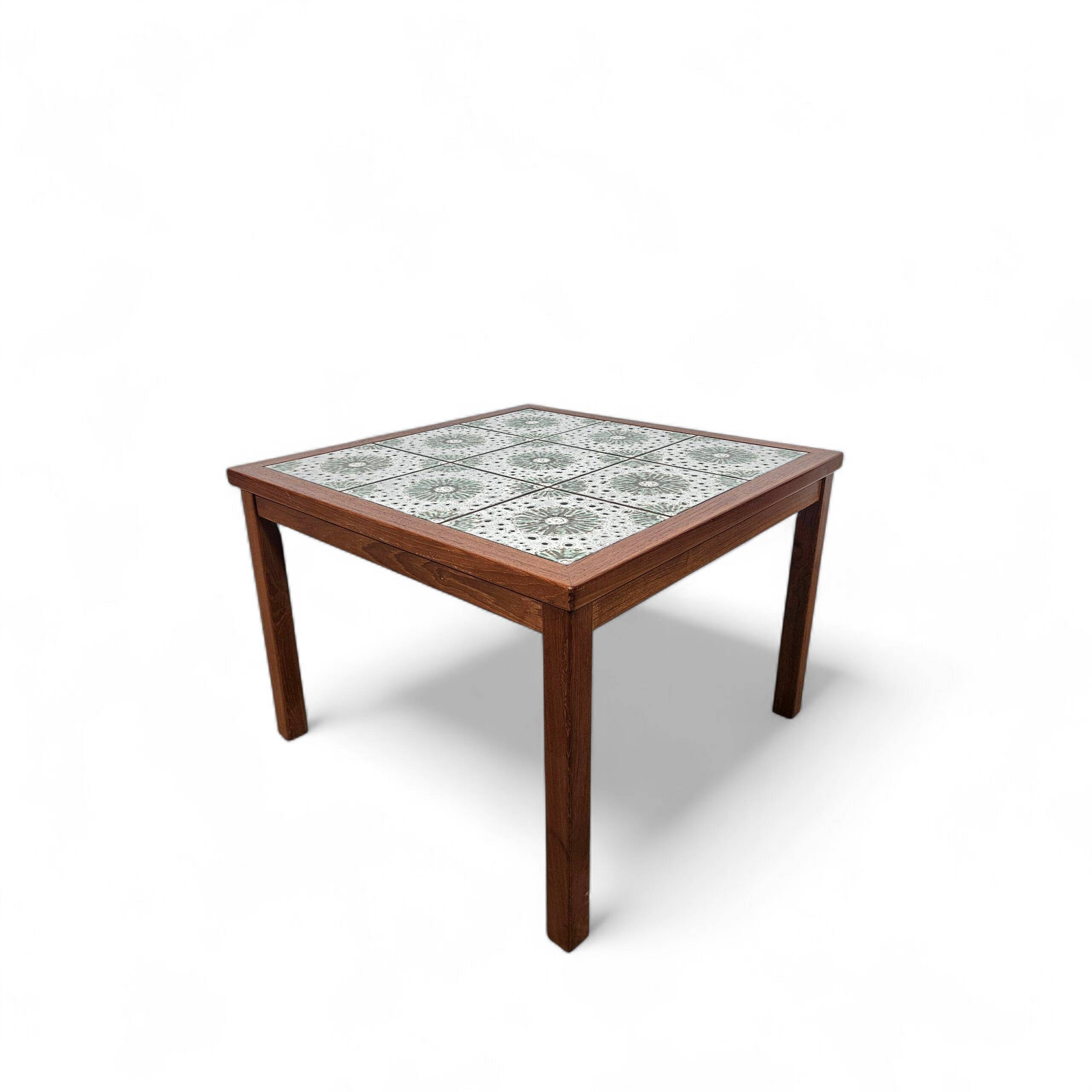 Table en teck avec céramiques, Danemark, années 1960.