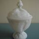 Sucrier, drageoir style Louis XV en opaline de Portieux
