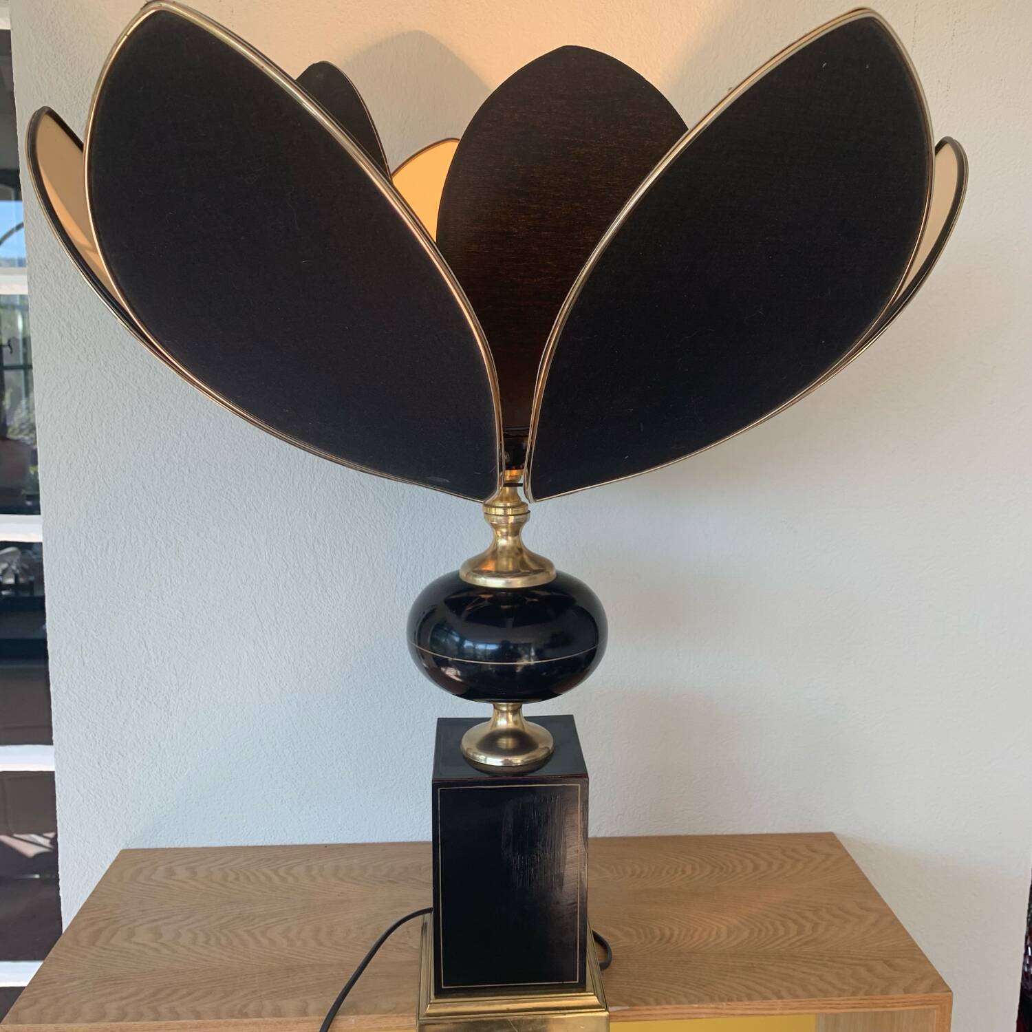 ▪️The Dolphin Lamp Jennings Lotus Lampshade Hollywood Rengency