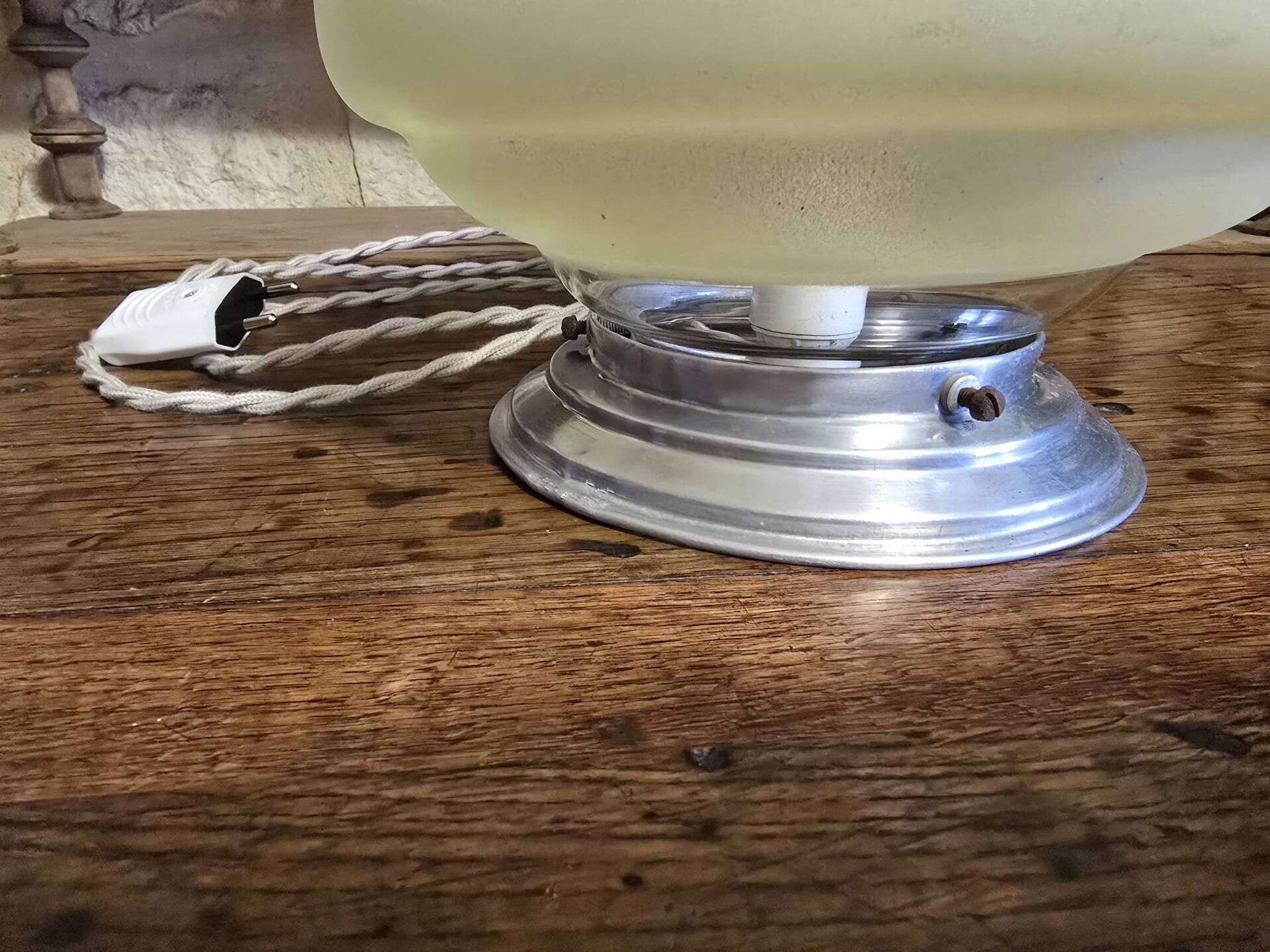 Vintage table lamp Globe saucer in frosted yellow glass with a trim.