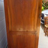 Armoire en noyer  ouvrant par 2 portes et un tiroir passe partout par ses dimensions