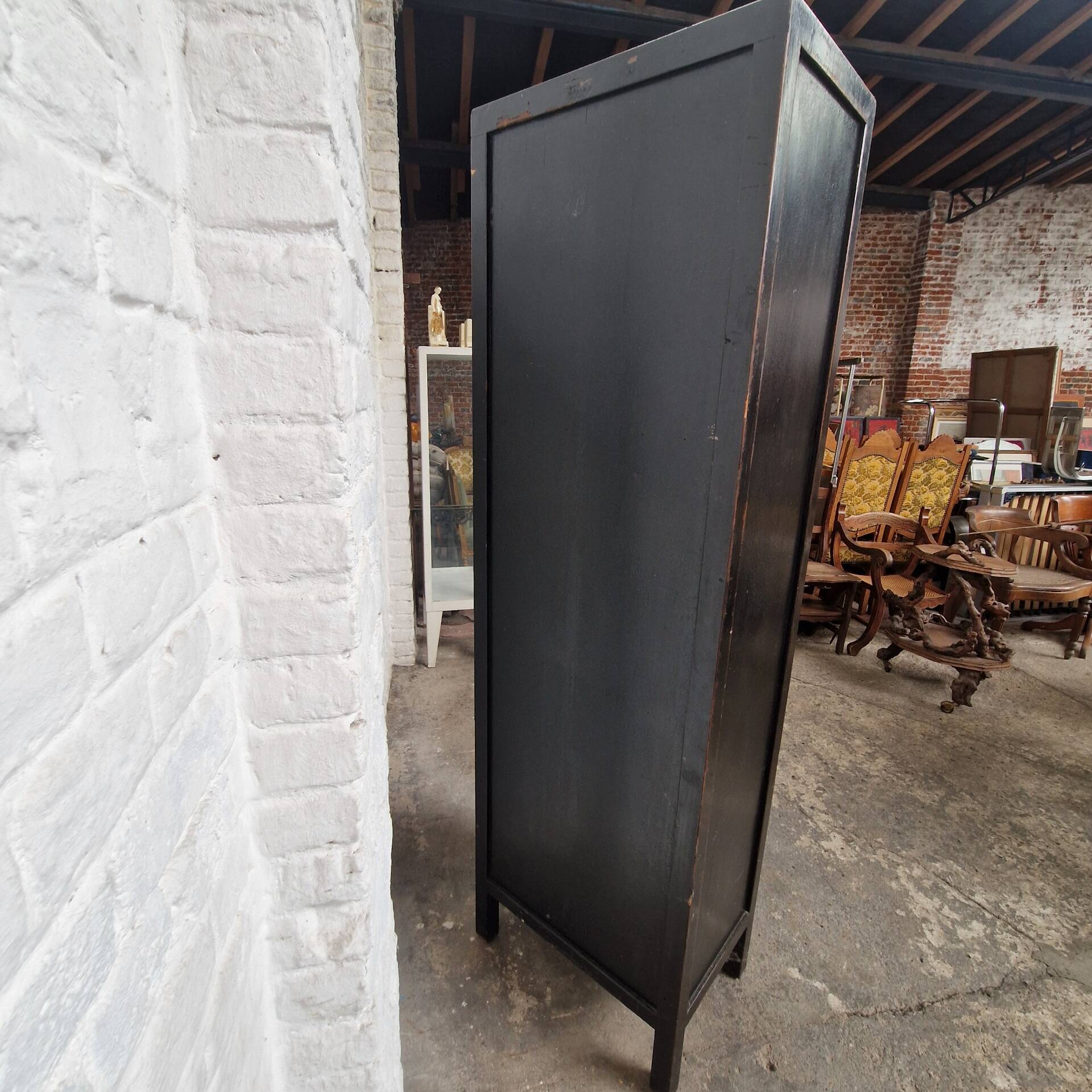 Cabinet chinois vintage noir patiné – porte sculptée ajourée – esprit