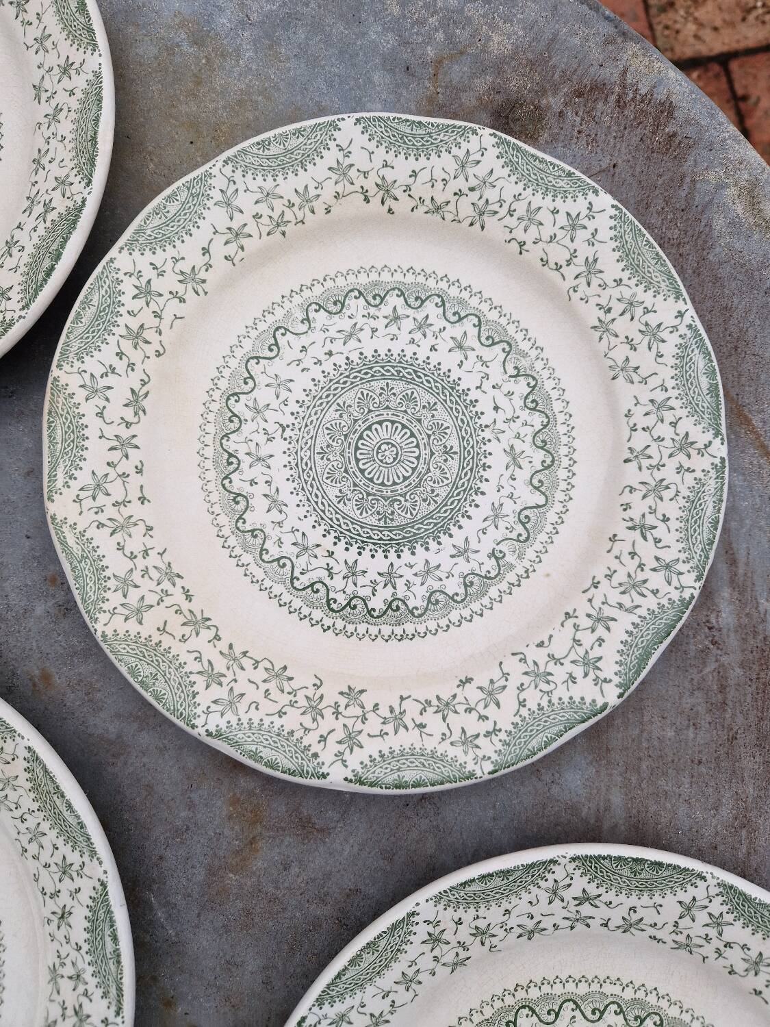 Lot of 8 flat plates in antique English earthenware, fine ware, with patterns.