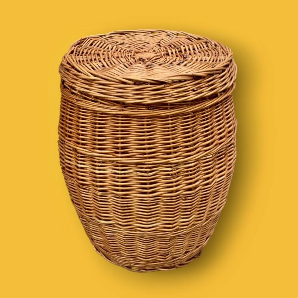 Large vintage wicker basket with lid – circa 1960