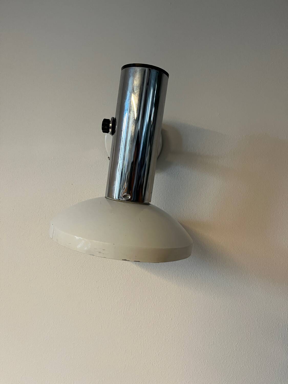 Wall light in metal and chrome-plated plastic