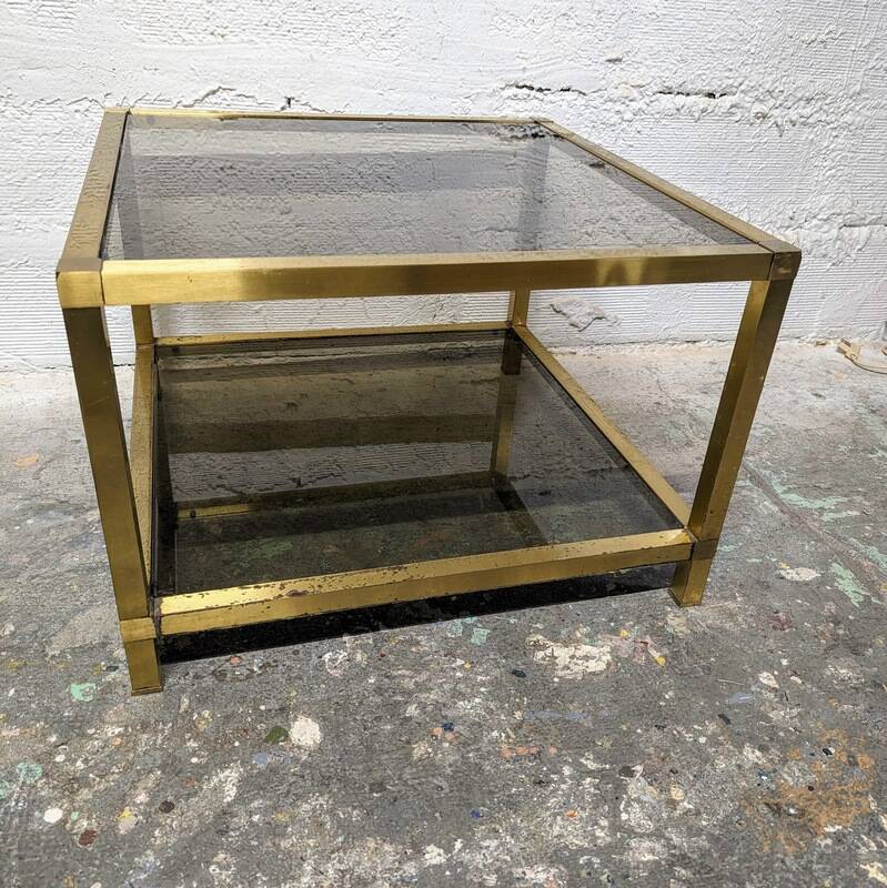 Table basse en métal doré et verre fumé