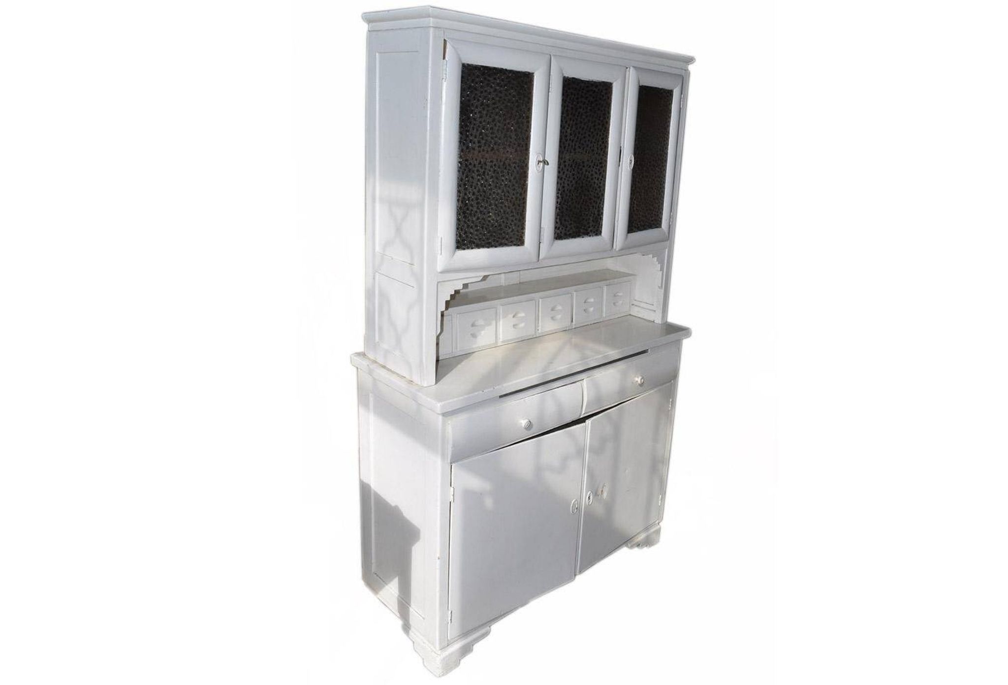Buffet en pin peint gris avec vitrine et verre effet miroir, début XXe siècle