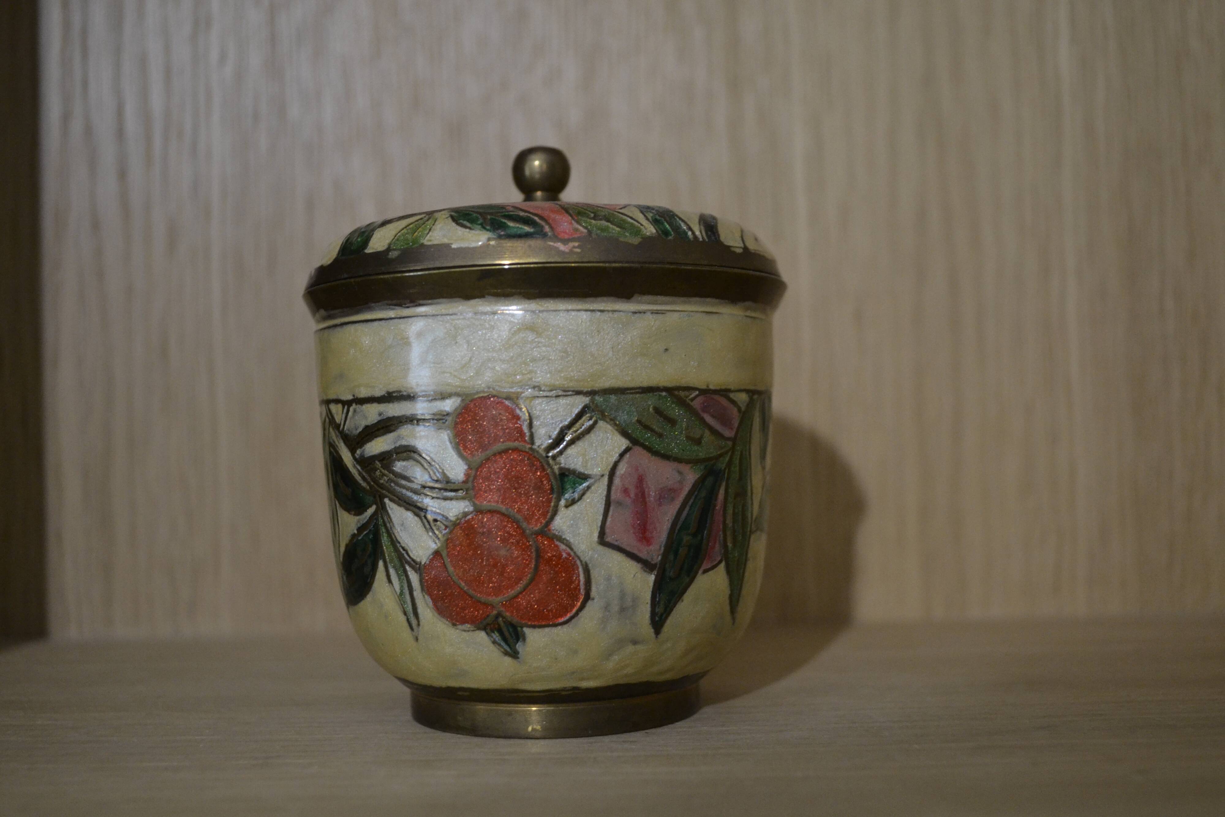 Mother-of-pearl box flower pattern