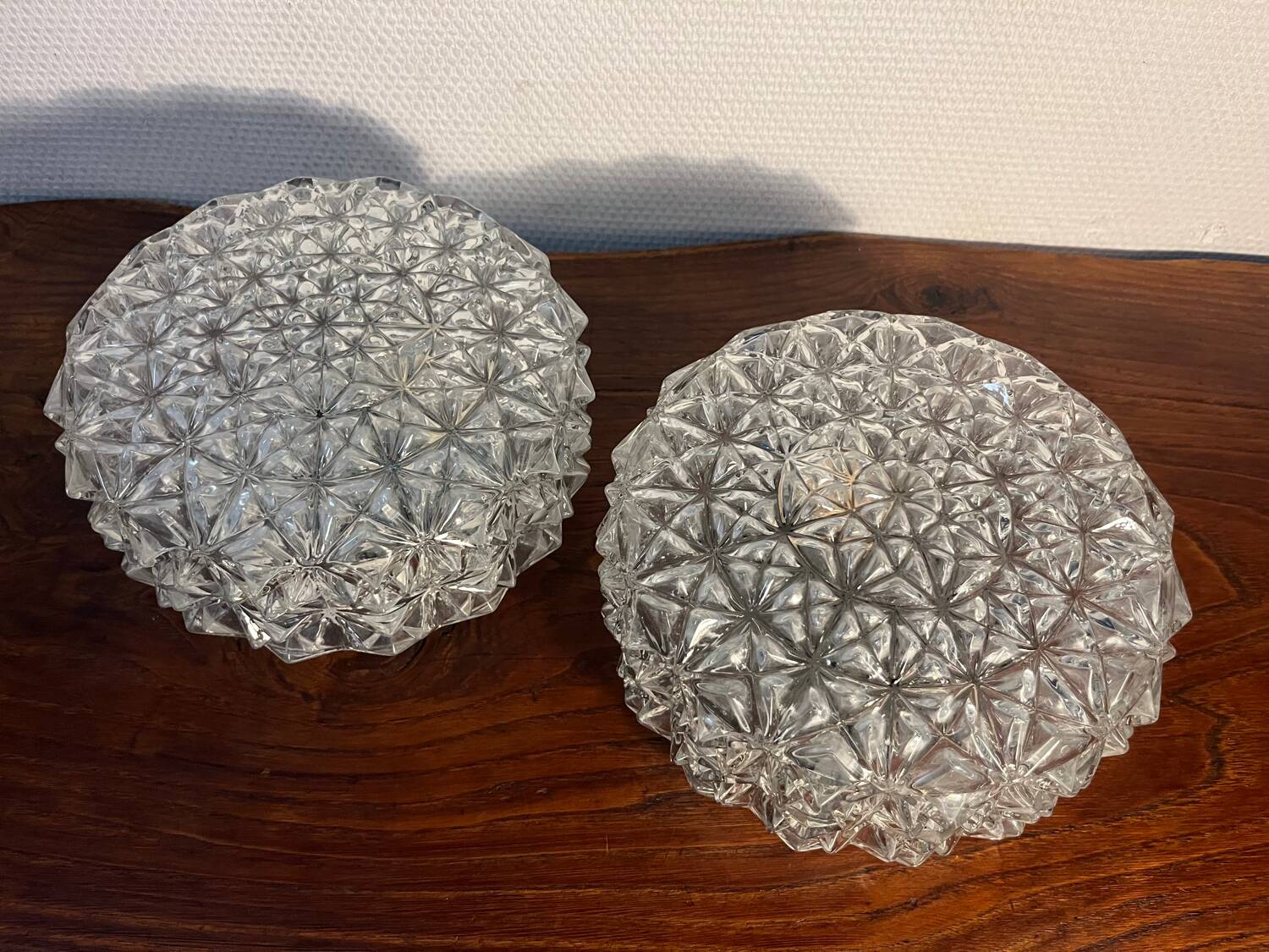 Paire d'appliques, plafonniers ronds en verre ciselé, années 60