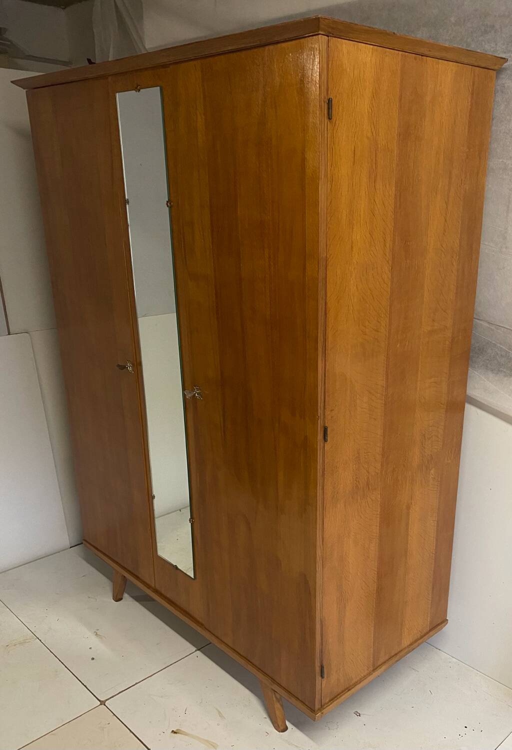 Armoire vintage pieds compas