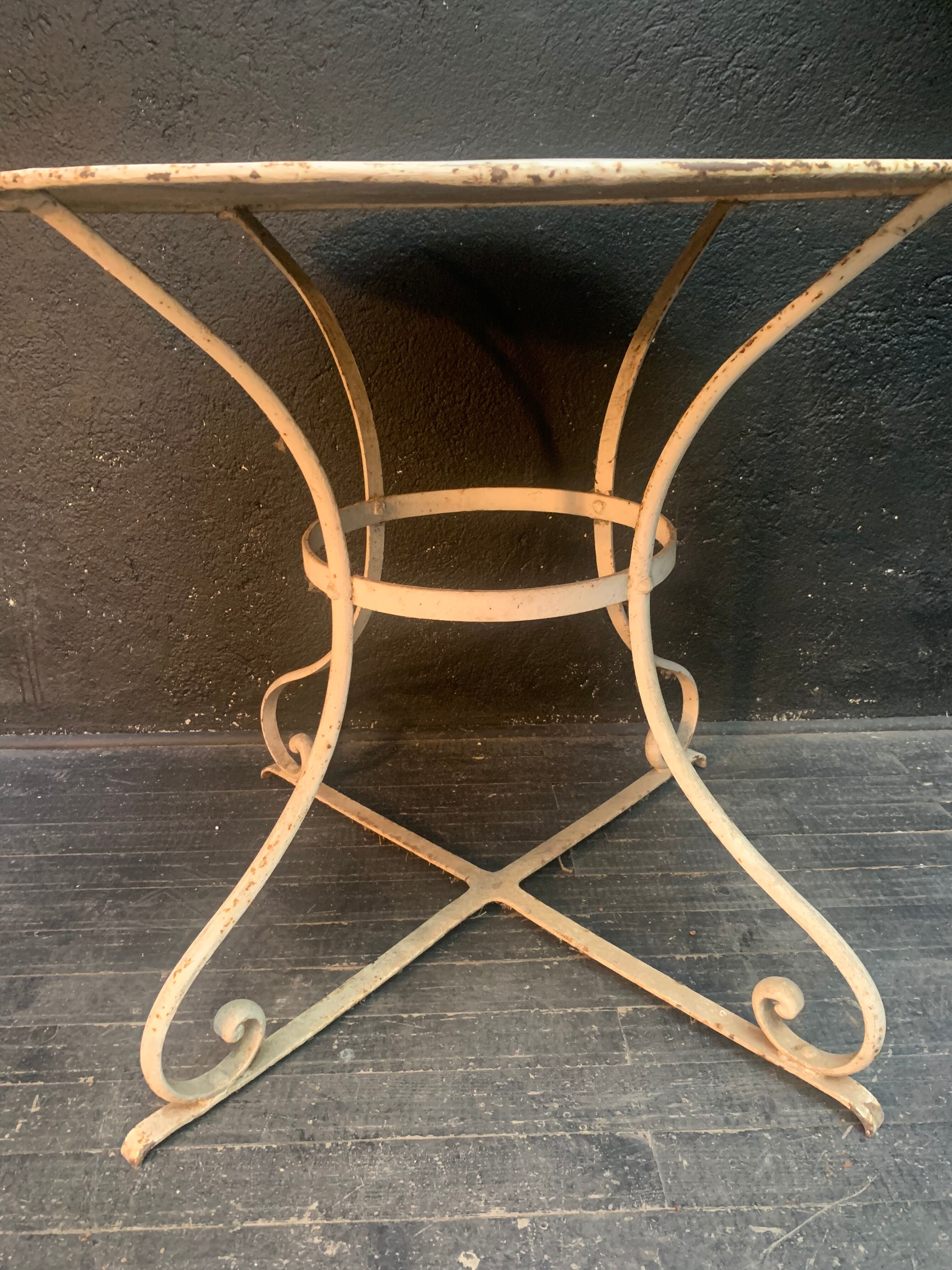 Table de jardin en métal
