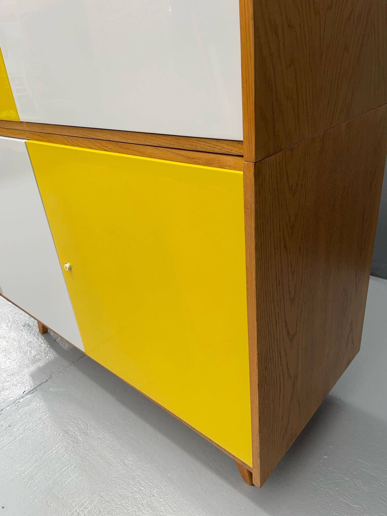 Armoire U-450 en placage de chêne, variante jaune et blanc, Jiří Jiroutek pour Inte