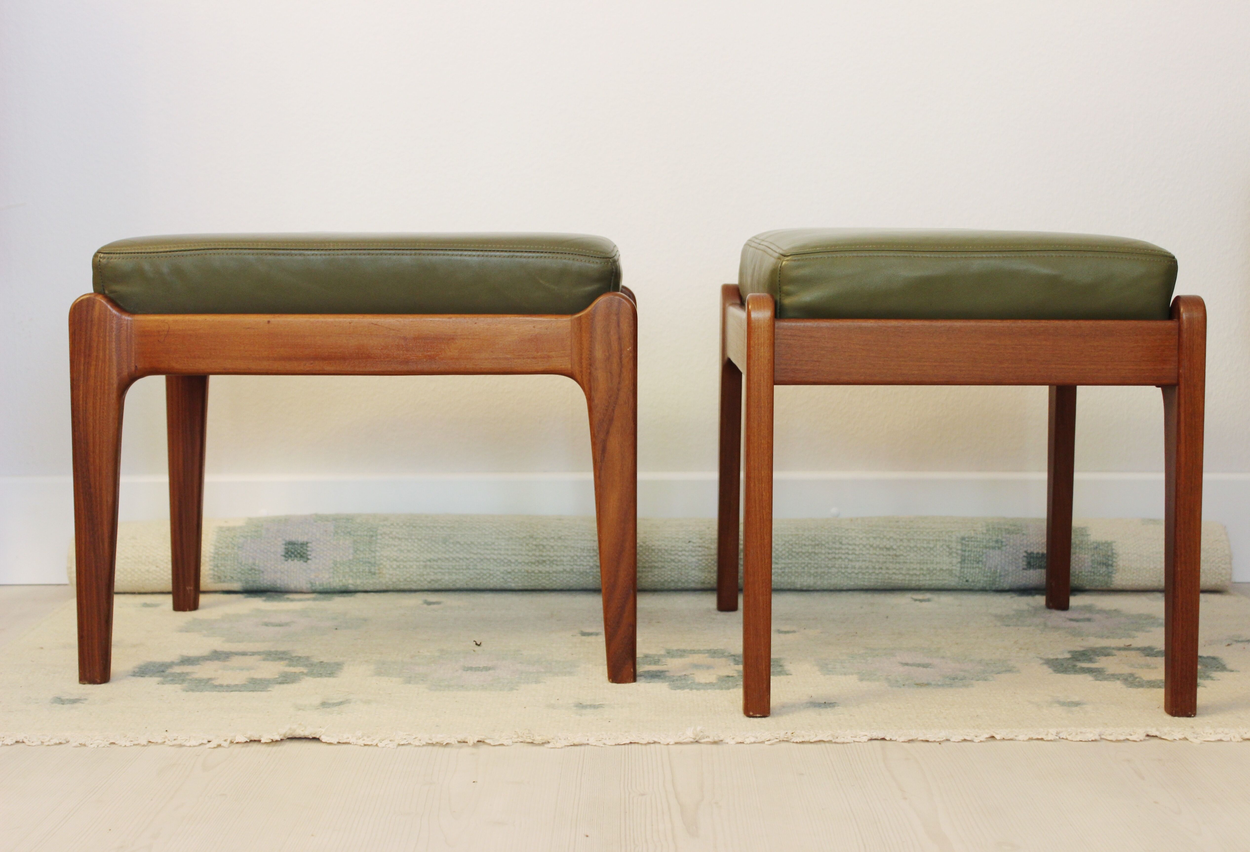 Pair of Mid-Century Stools in oliv leather