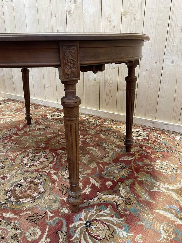Table de salle à manger ovale de style Louis XVI en noyer