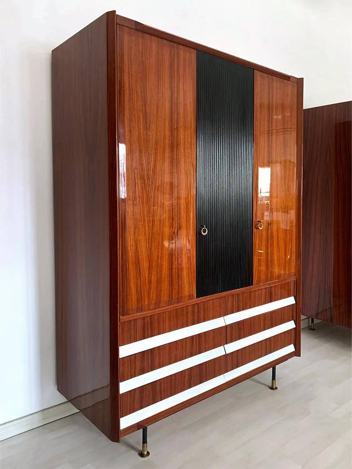 Armoire vintage italienne, noyer, bois cannelé, pieds en laiton années 1950.