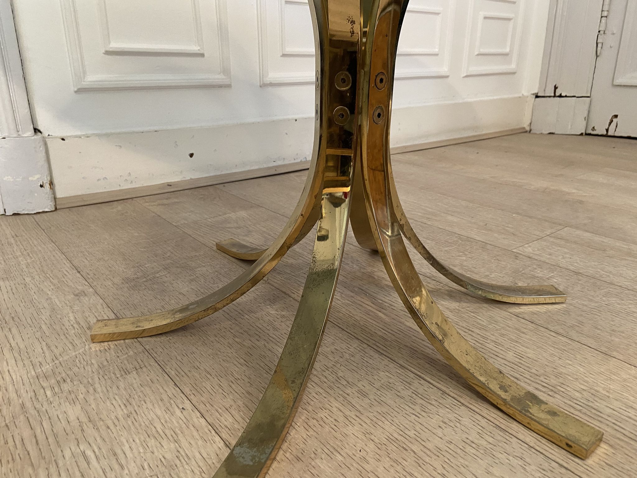 Table basse laiton et verre fumé, 1970s