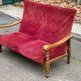 Canapé vintage 2 places en bois massif et velours bordeaux du 20ème