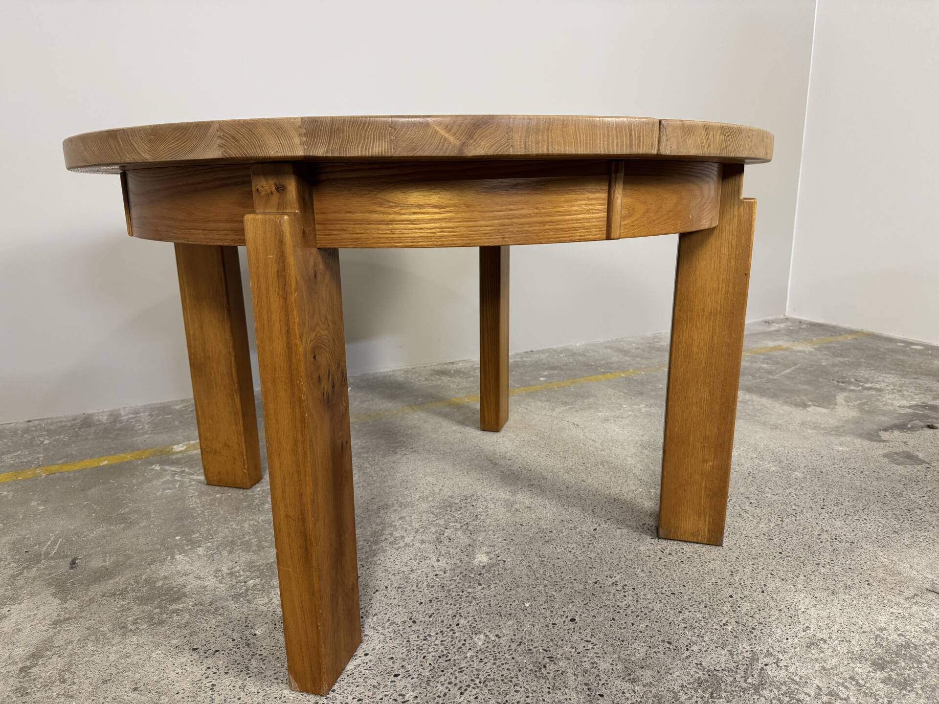 Round table with 1 extension in solid elm Regain, diameter 120 cm.