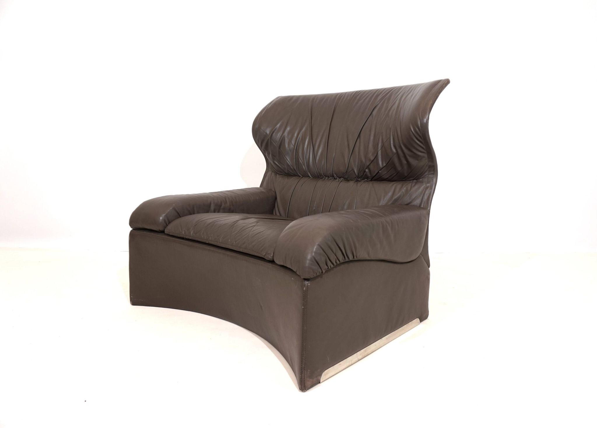 Saporiti Vela Alta leather armchair with ottoman by Giovanni Offredi