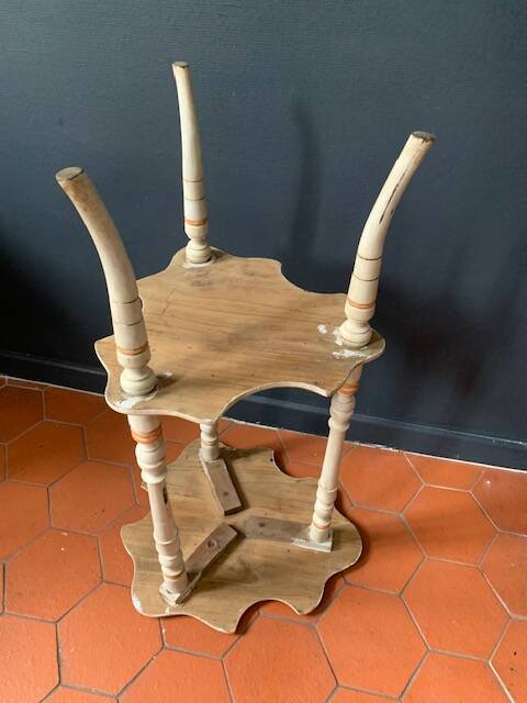 Sellette 1900 en bois découpé peint en blanc