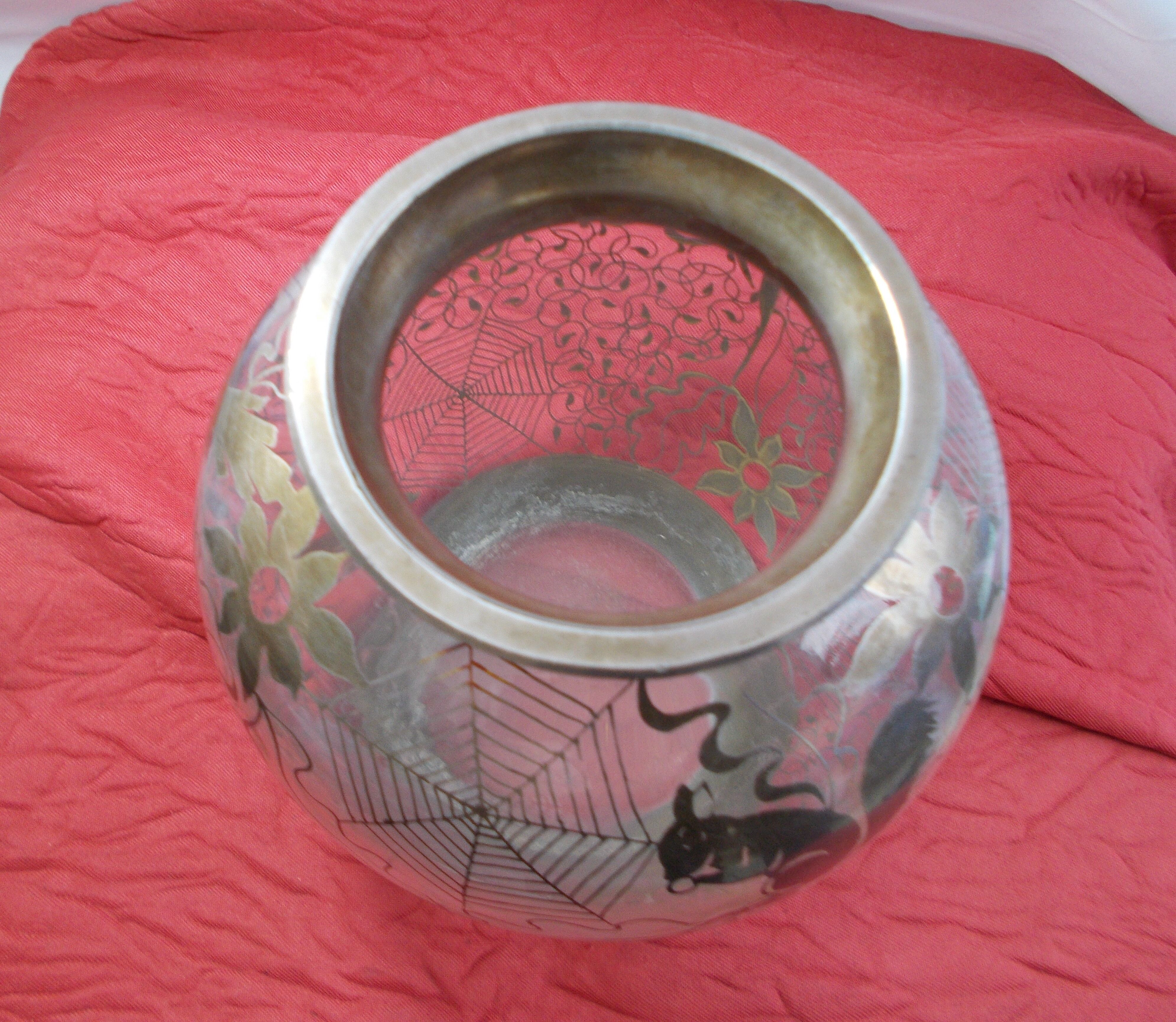 Holy Grail Vase glass decoration of silver animals