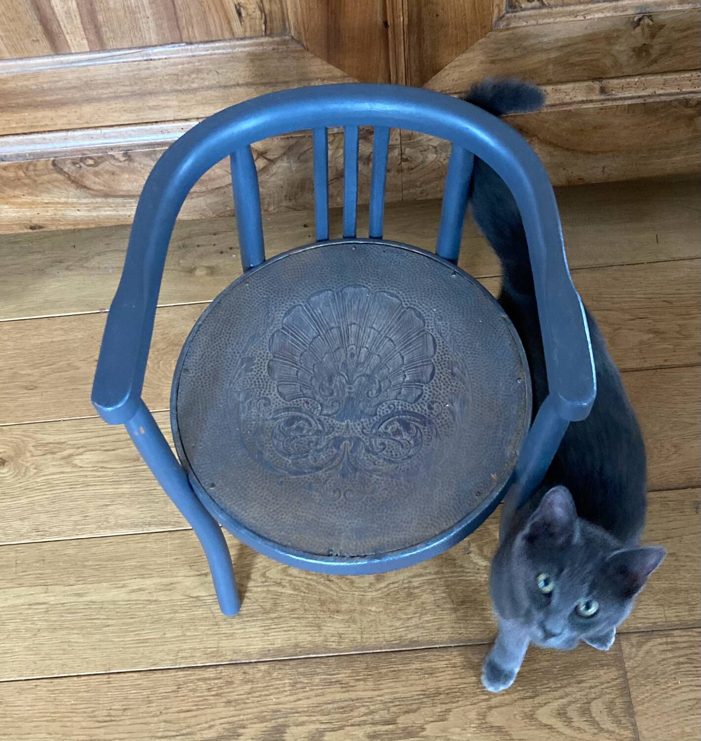 Curved wooden armchair from the late 19th/early 20th century.