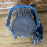 Curved wooden armchair from the late 19th/early 20th century.