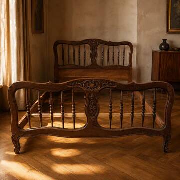 Cadre de lit en bois sculpté vintage, tête de lit et pied de lit ornementaux, première moitié du 20e siècle.