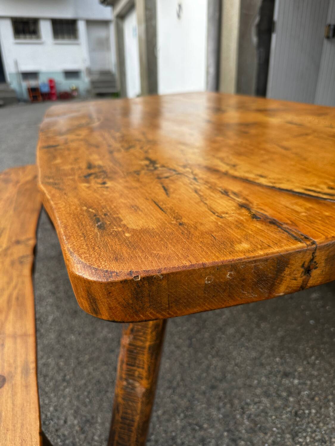 Table, bancs et tabourets Brutaliste
