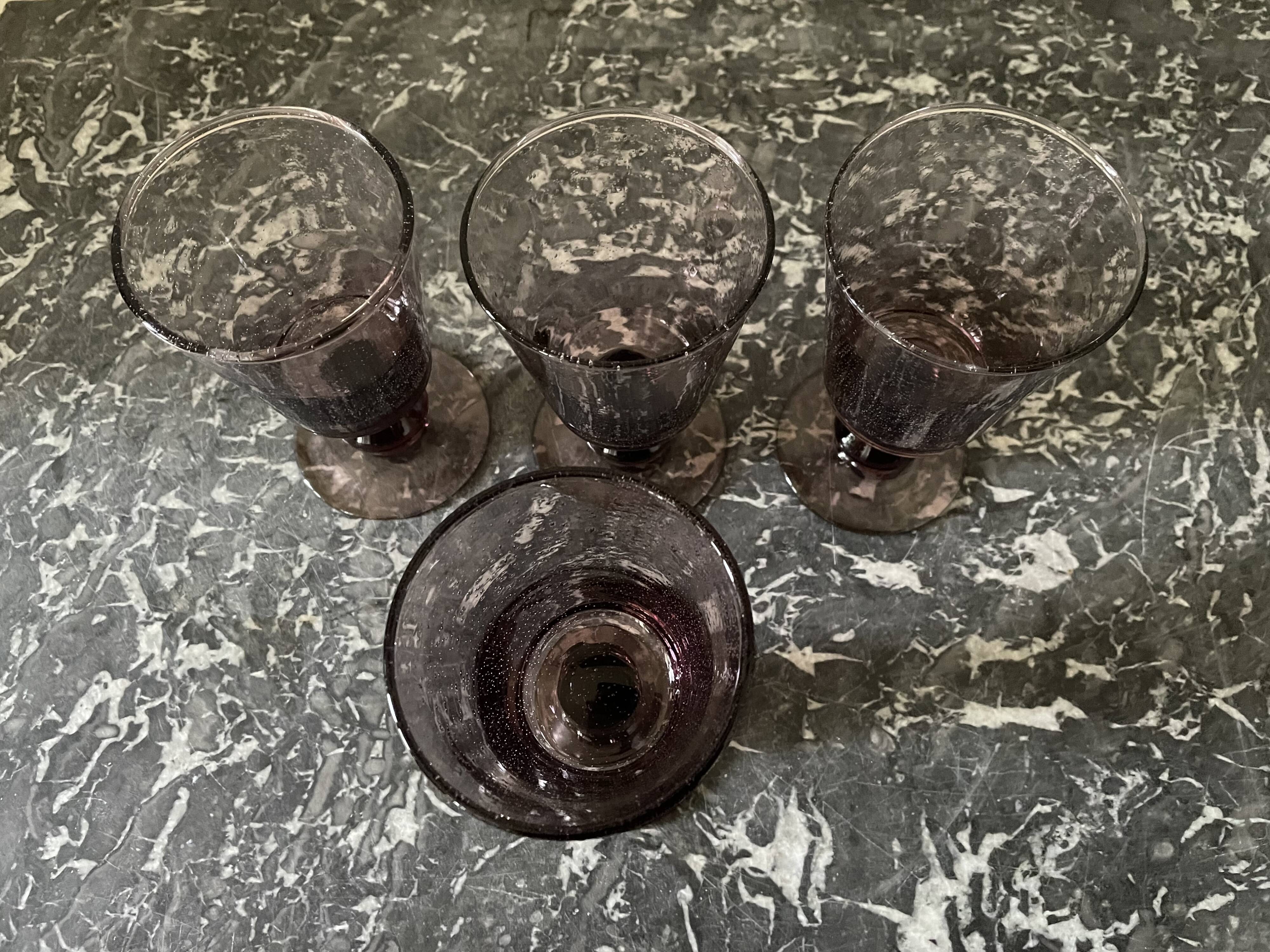 Verres à pied bullés