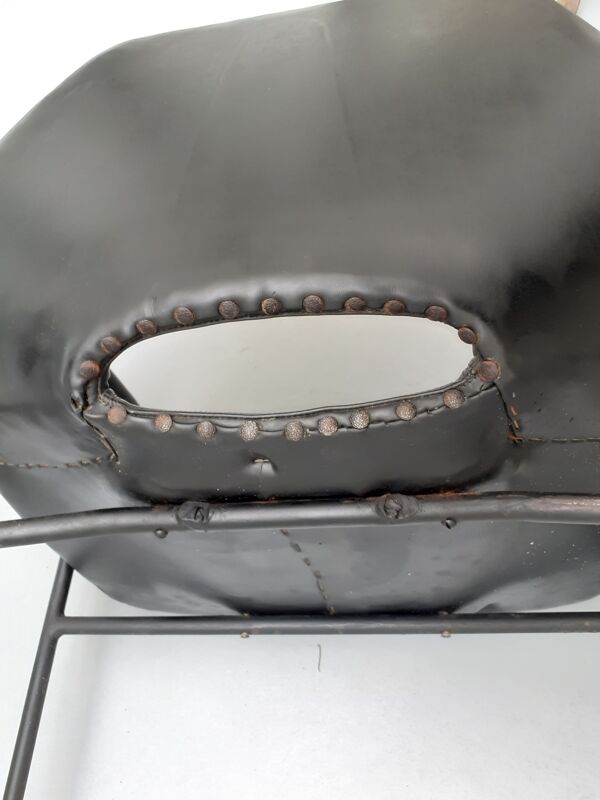 Paire de fauteuils modèle Tonneau, en skaï noir par Pierre Guariche, années 60