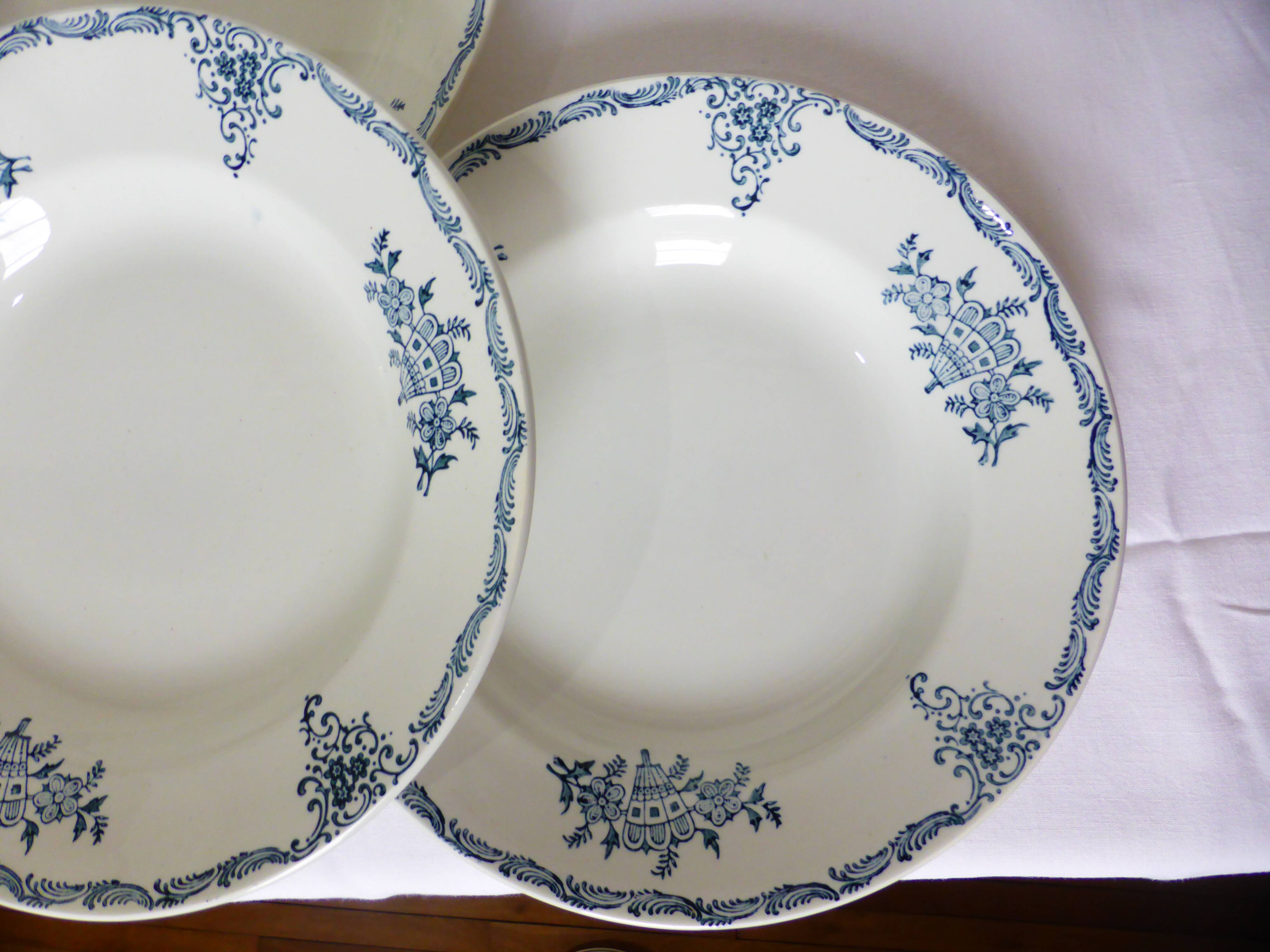4 assiettes creuses en terre de fer de St Amand 220504