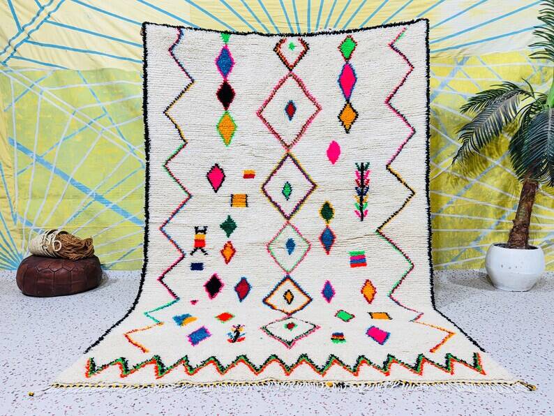 Decorated white wool rug 200cm x 300cm