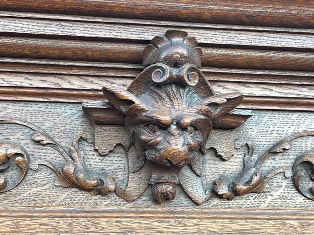 Louis XIII style showcase