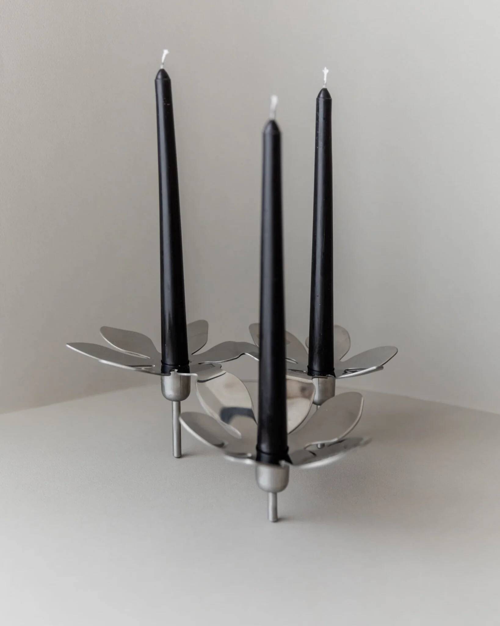 Bougeoir en acier inoxydable argenté par Monica Mulder pour Ikea, en forme de fleur, pour 3 bougies, Suède, années 1990.