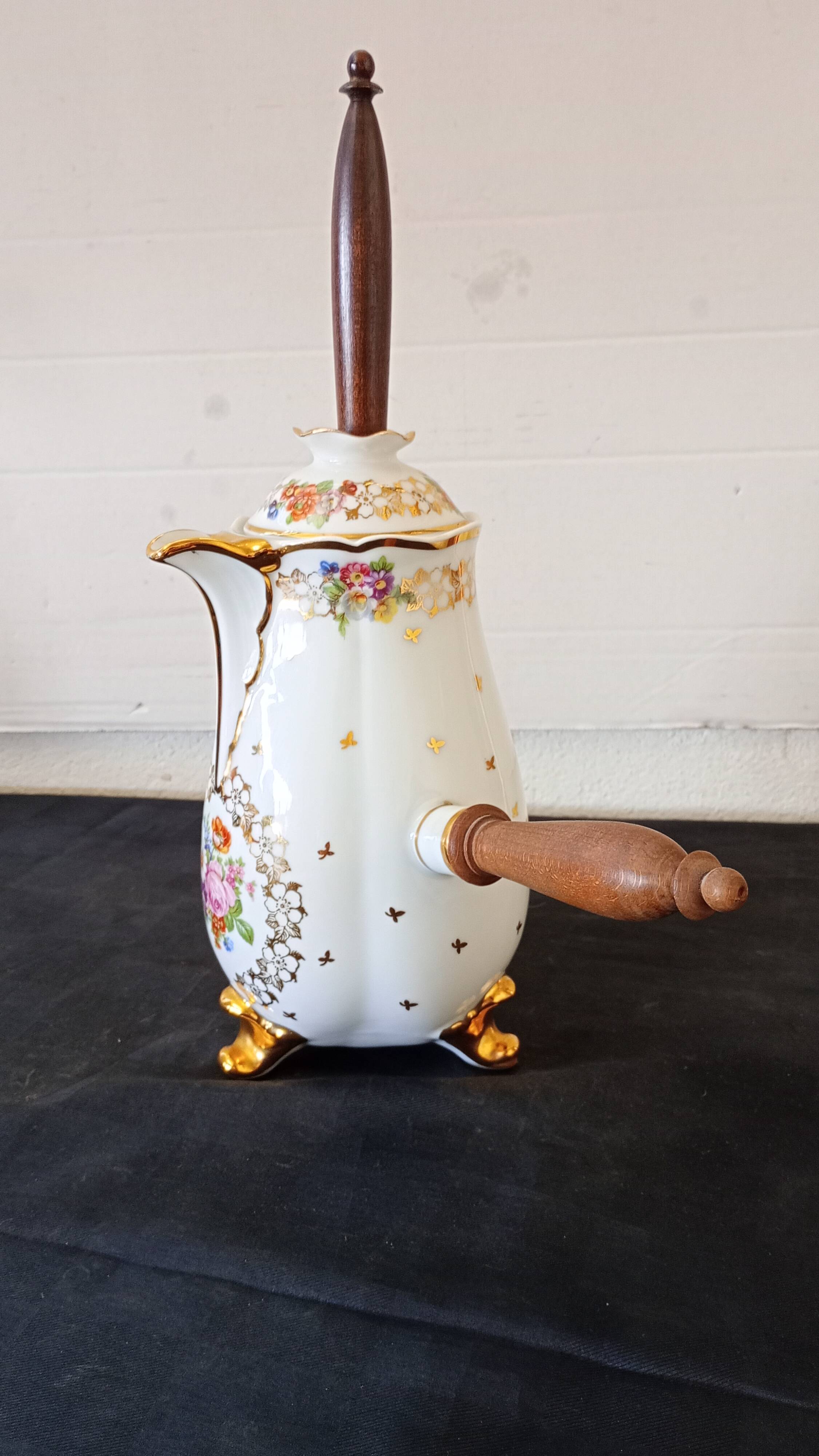 Porcelain chocolate maker