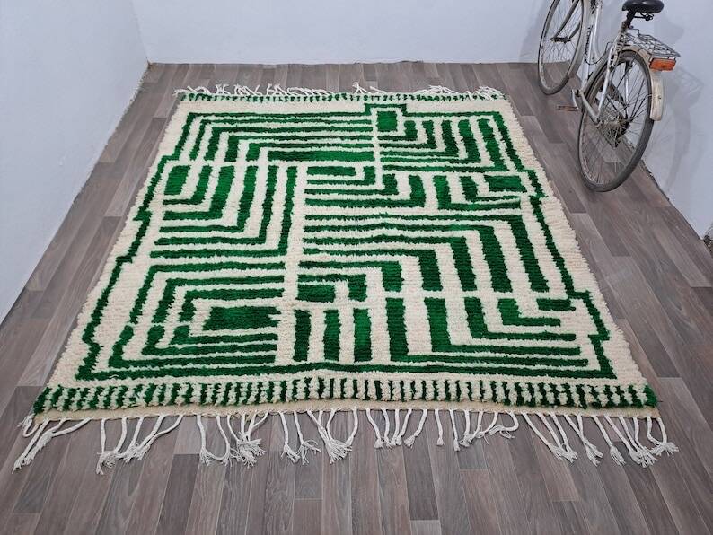 Handmade Moroccan rug from Oued Zam, size 150 x 250 cm.