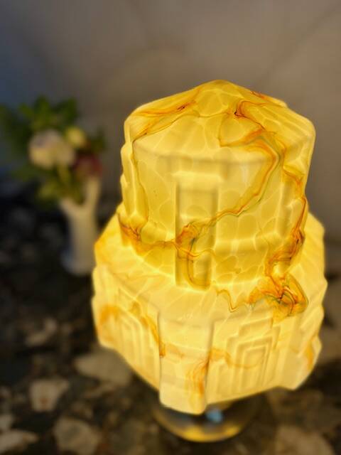 Impressive Art Deco lamp in marbled yellow opaline.